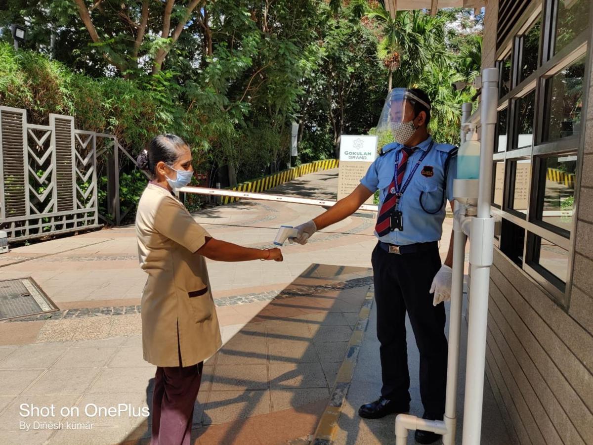 Gokulam Grand Hotel & Spa Bangalore Exterior foto