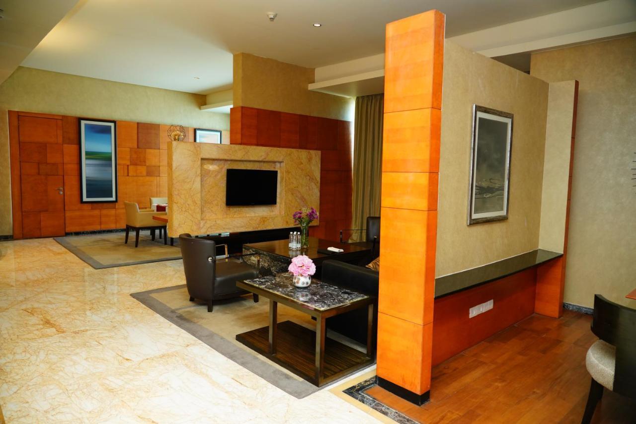 Gokulam Grand Hotel & Spa Bangalore Exterior foto