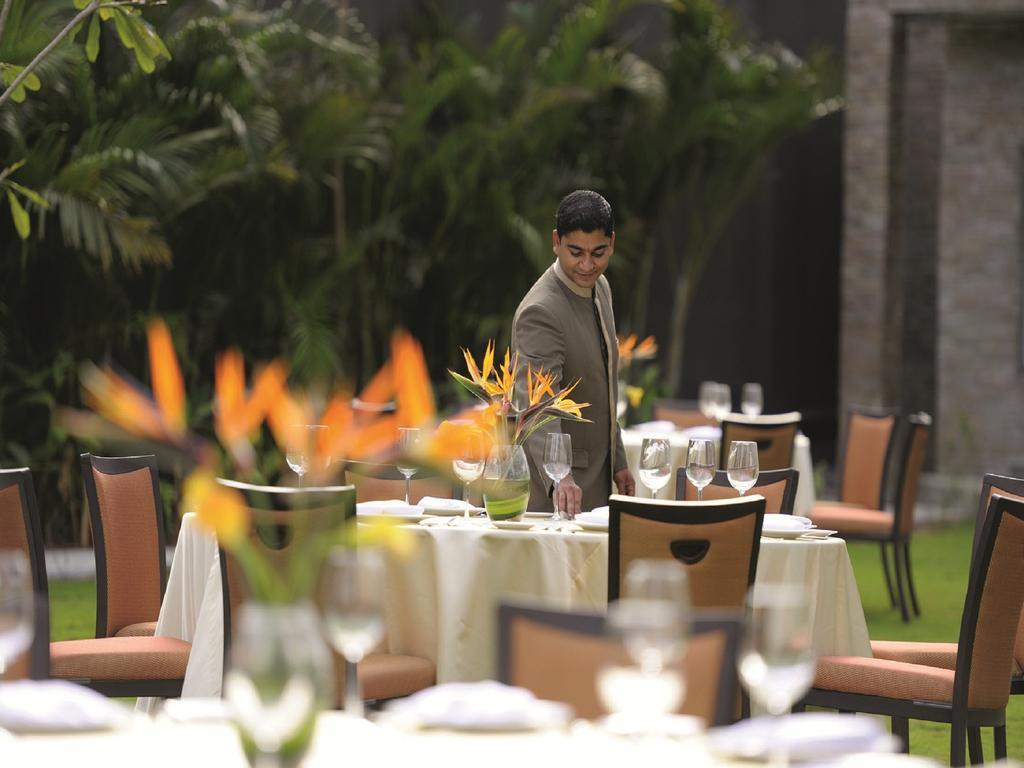 Gokulam Grand Hotel & Spa Bangalore Exterior foto