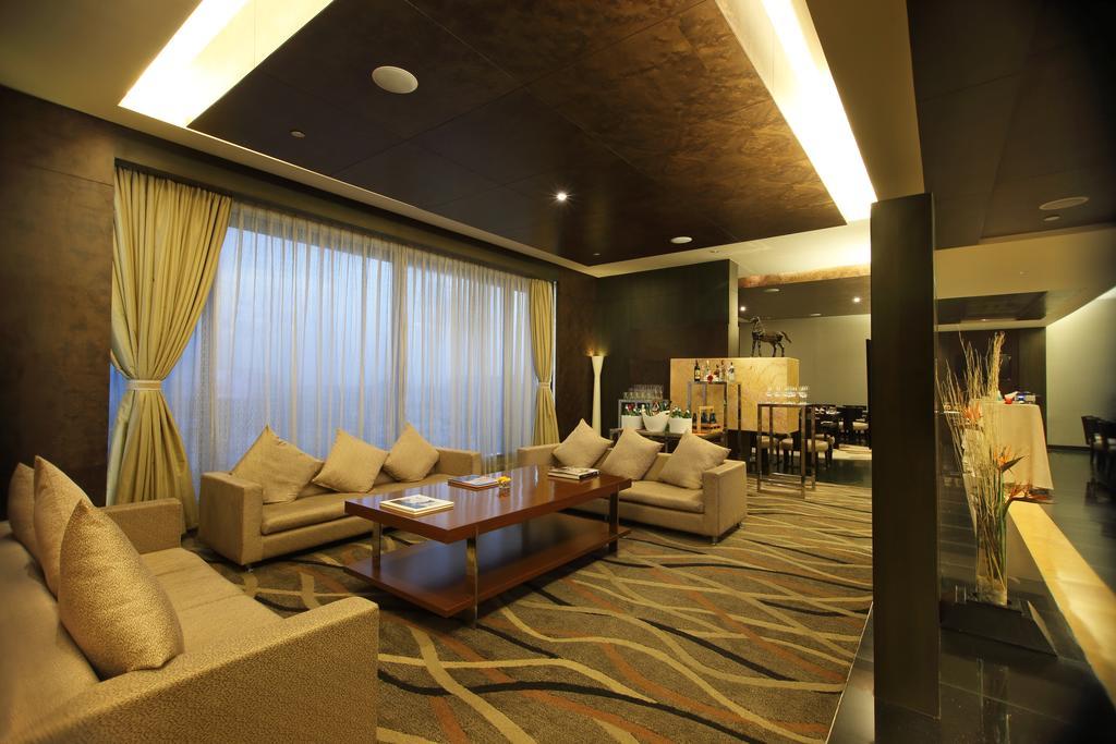 Gokulam Grand Hotel & Spa Bangalore Exterior foto
