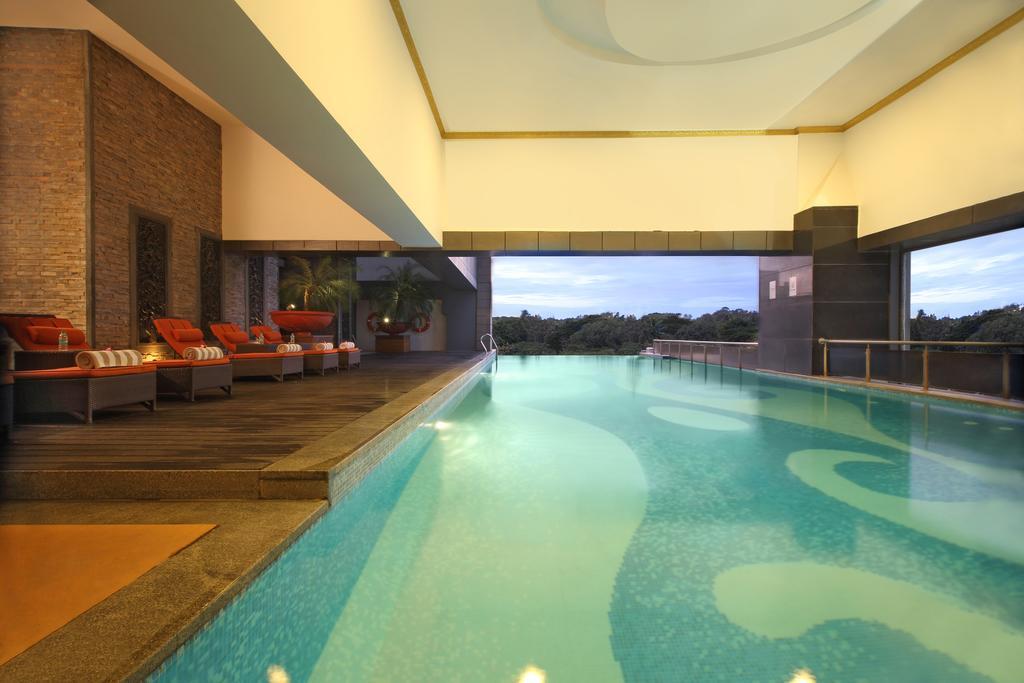 Gokulam Grand Hotel & Spa Bangalore Exterior foto