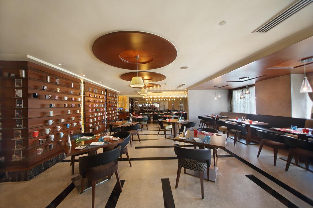 Gokulam Grand Hotel & Spa Bangalore Exterior foto