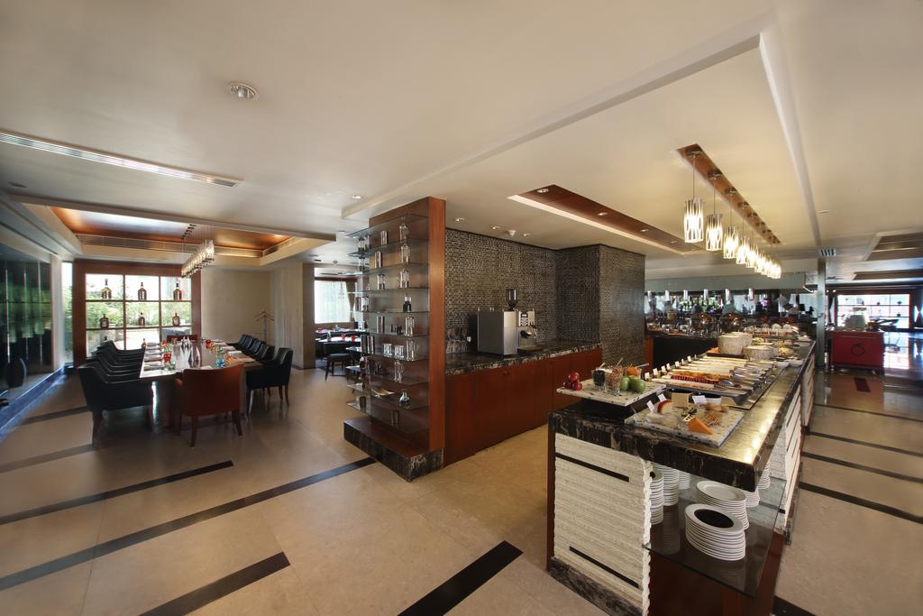 Gokulam Grand Hotel & Spa Bangalore Exterior foto